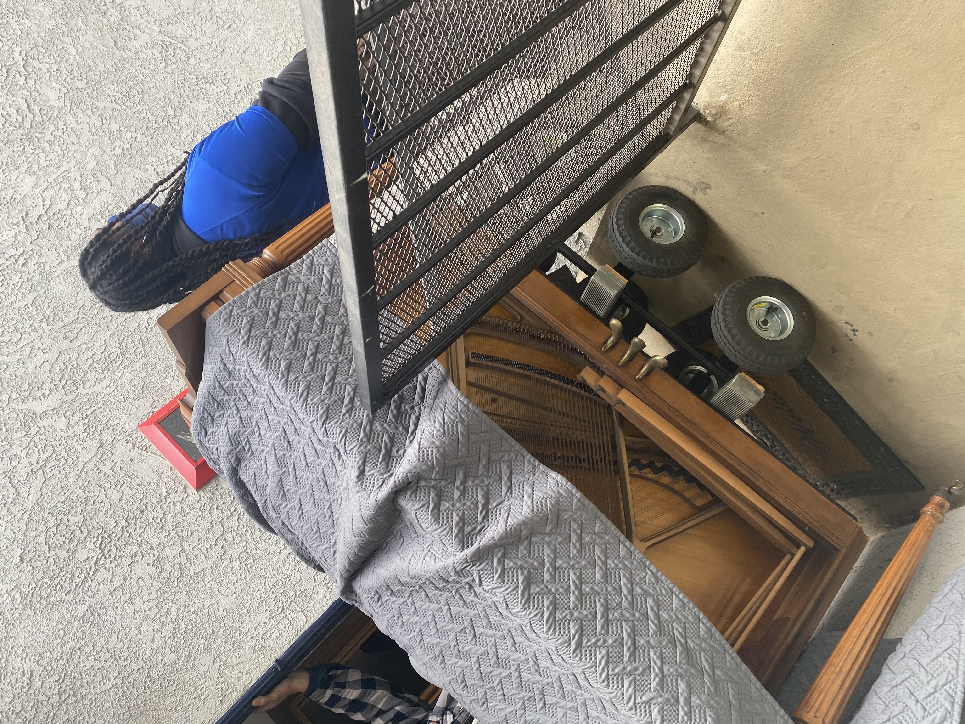 Safe and reliable loading and unloading one piece moves in Etiwanda, CA Efficient and affordable movers for single piece of furniture in Etiwanda, CA